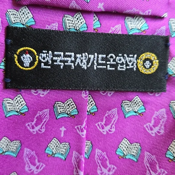 Prayer Hands and Bibles necktie - Picture 3 of 4